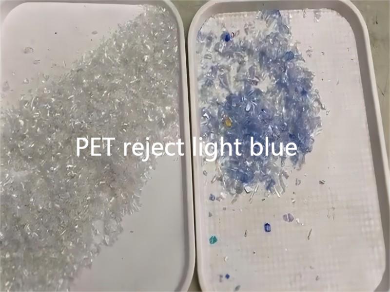 Reciclando escamas de plástico para mascotas se eliminan las de color azul claro