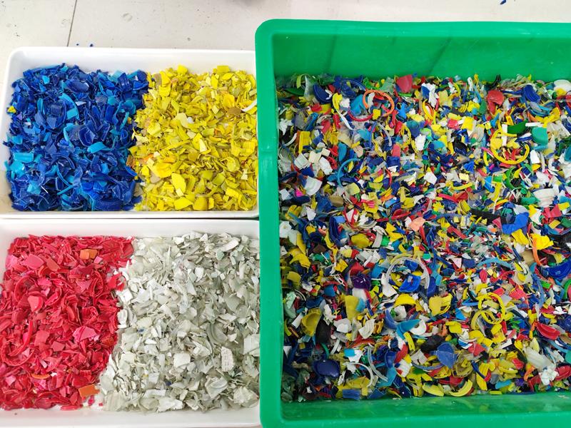Clientes saudíes exploran las soluciones de clasificación de plástico por color de Topsort durante una visita a la fábrica