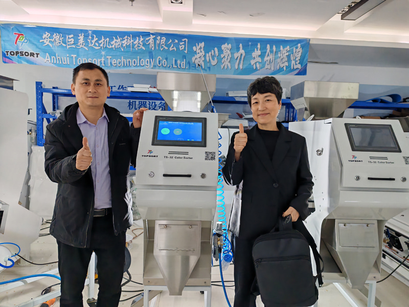 Damos la bienvenida a clientes coreanos para una visita a la fábrica para probar la clasificadora de color de sésamo.