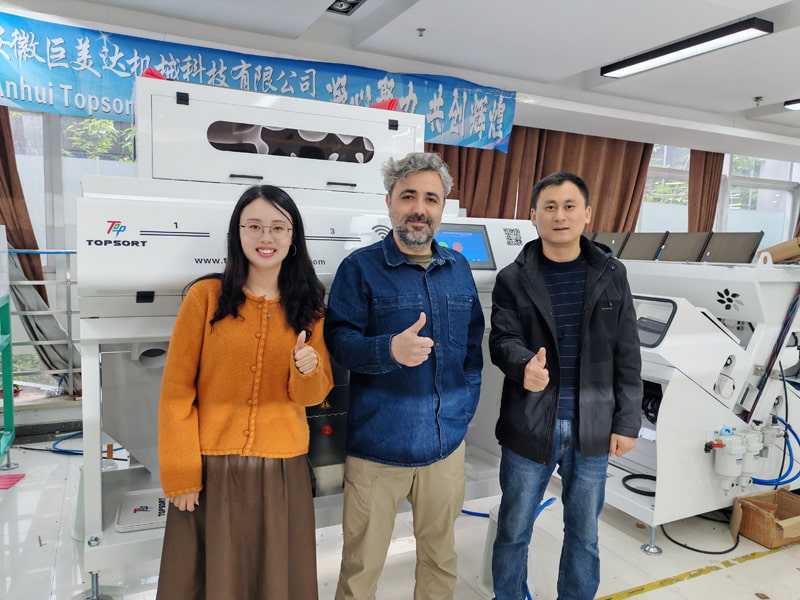 Clientes extranjeros visitan la fábrica de Topsort y presencian la tecnología de clasificación de alta precisión de las láminas de plástico.