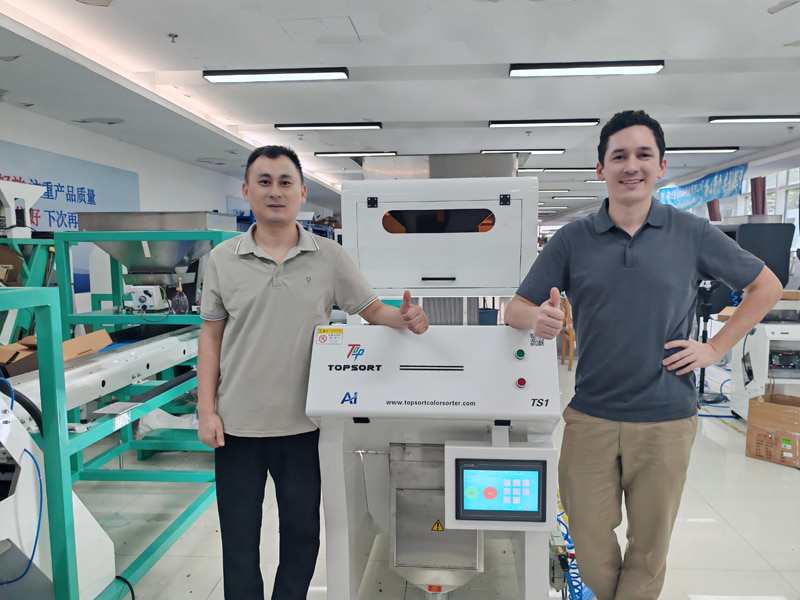 Bienvenidos al equipo argentino a visitar nuestra fábrica.
